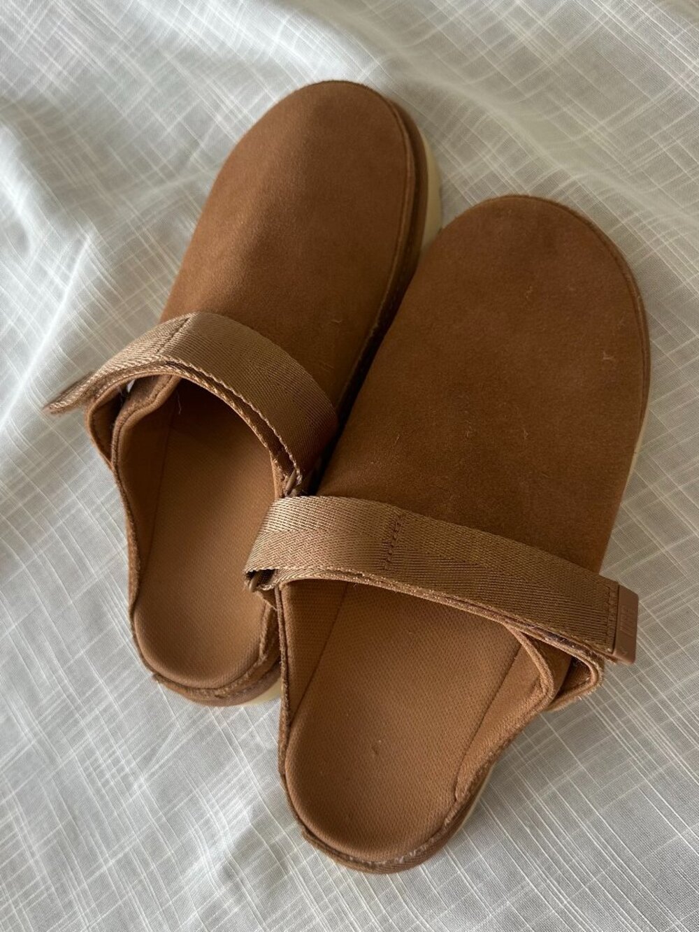 UGG Goldenstar Chestnut Suede Clogs Women’s 10